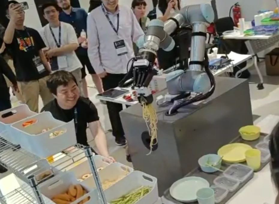 Robosoft competition robot manipulating food